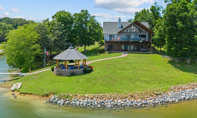 Sevierville Cabin | Cozy Cabin Style Lake House