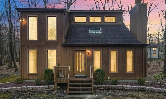 East Stroudsburg Cabin | Cozy Cabin @ The Poconos! Close to Ski Mountains