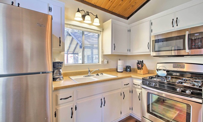 Big Bear City Cottage | Cozy Cabin w/Deck & Fireplace in Big Bear!
