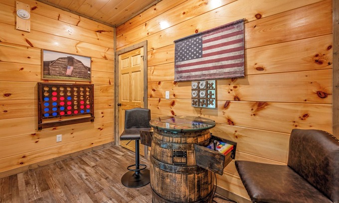 Sevierville House | Cozy Cabin w/Hot Tub Pool 2 Kings Pet OK