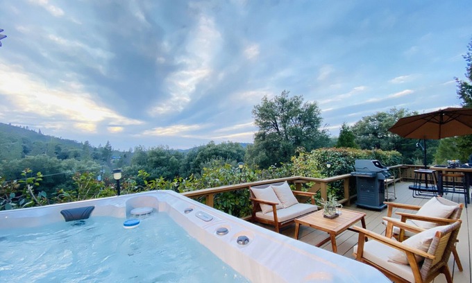 Oakhurst House | Cozy Cabin with Amazing Views & Private Hot Tub.