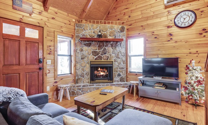 Blairsville Cabin | Cozy cabin with fireplace, central AC, full kitchen & firepit - dog-friendly