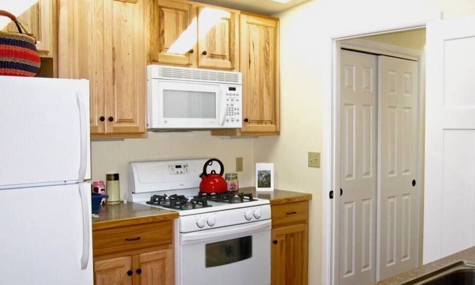 Ashland Cabin | Cozy Cabin with great views in a mountain valley by a lake.