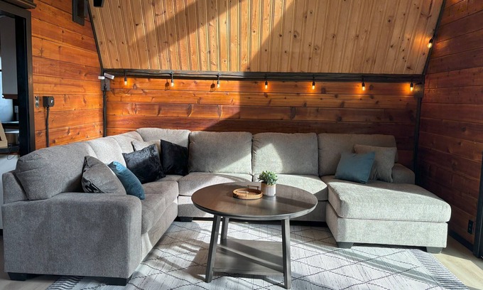 Kasilof House | Cozy cabin with mountian views