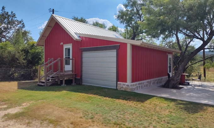 Buffalo Gap Cabin | Cozy cabin with theater, WiFi and AC in lovely, quiet Buffalo Gap