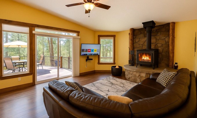 Cascade Apartment | Cozy Cascade Cabin, Short Walk to the Lake!