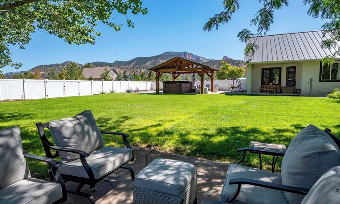 New Harmony House | Cozy Casita on 3 acres w/views of Zion Fingers -Swim Spa & Pickleball Court!