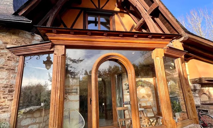 Corne Cottage | Cozy Castle Style Gîte Pond View