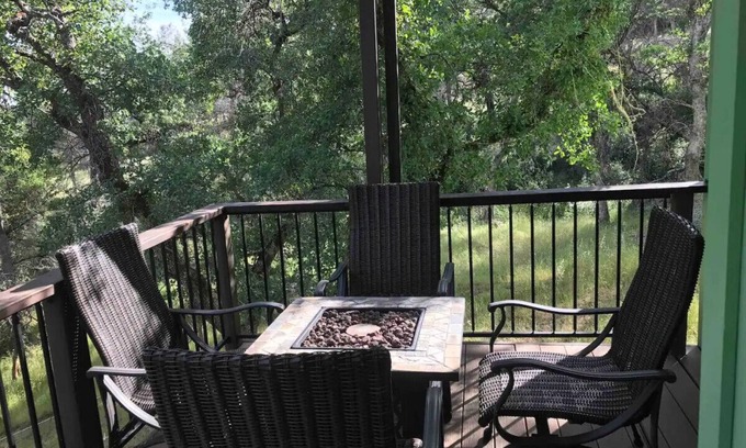Chico Cabin | Cozy Centerville Cabin Jacuzzi Bathtub | Firepit | Secluded Nature
