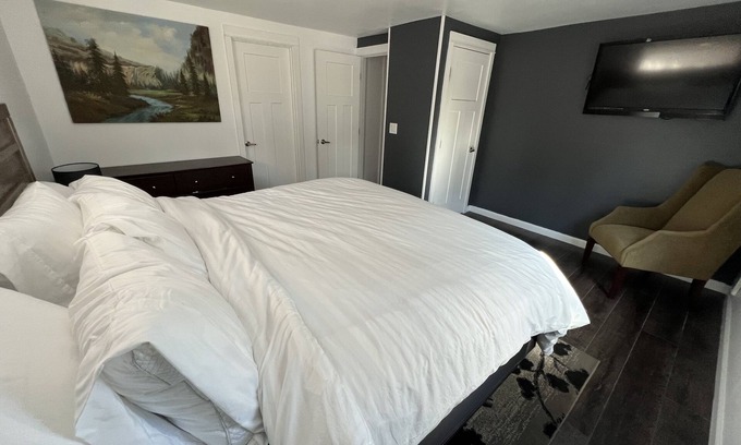 Southern Crossing House | Cozy centrally located 3-BR house w/EV charger & king bed