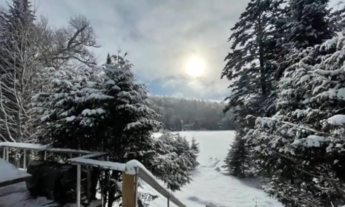 Saint-Faustin-Lac-Carre Ski Chalet | Cozy chalet on the lake and the Laurentians mountains