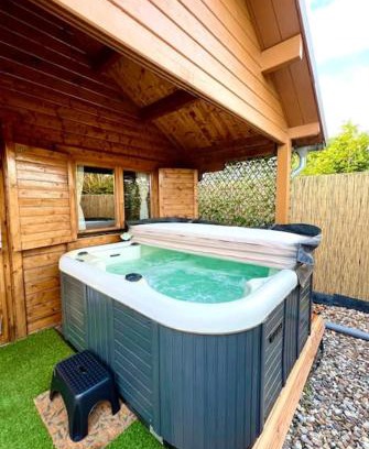 Vijfhuizen House | Cozy chalet with garden and jacuzzi near Amsterdam