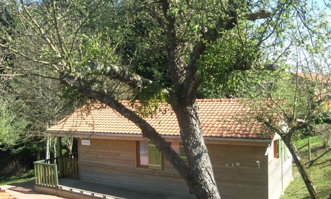 Les Noes Cottage | Cozy chalet with private terrace and pets allowed