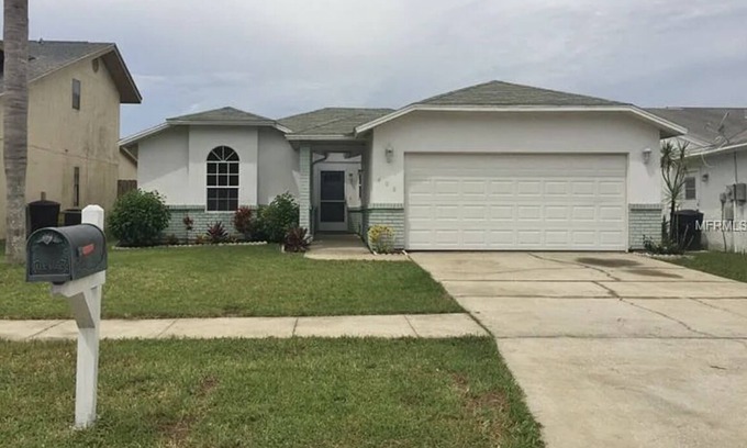Clearwater House | Cozy & Charming 2-bedroom home 10 minutes from the Beach!