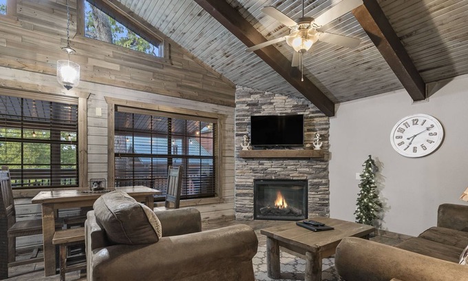 Indian Point Villa | Cozy & Charming Cabin Near Silver Dollar City - Indian Point (C21)