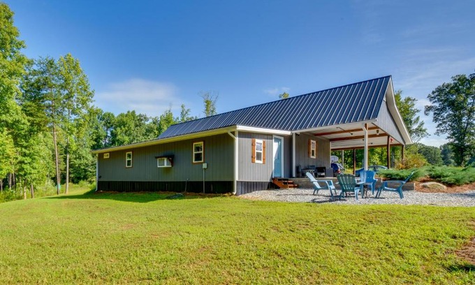 Clarkesville House | Cozy Clarkesville Getaway with Fire Pit!