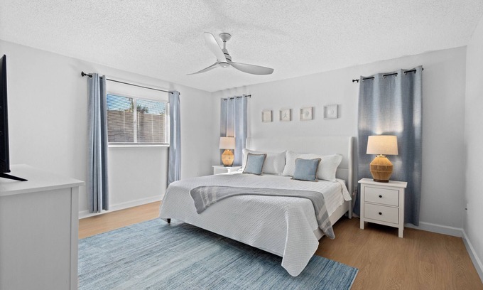 Gulf Gate Estates House | Cozy coastal 3/2 home, Siesta 5 min +hot tub+ fully fenced garden