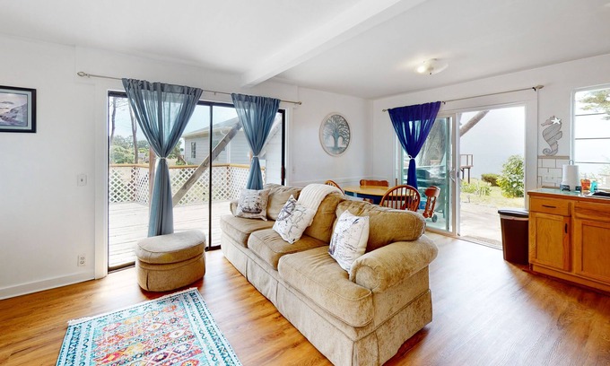 Elk Cabin | Cozy Coastal Cottage with Ocean Views, Deck and full kitchen