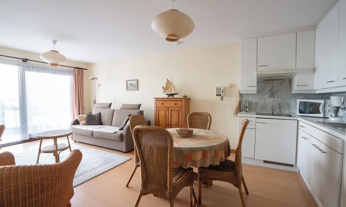 Oostduinkerke-Bad Apartment | Cozy Coastal Retreat for 4