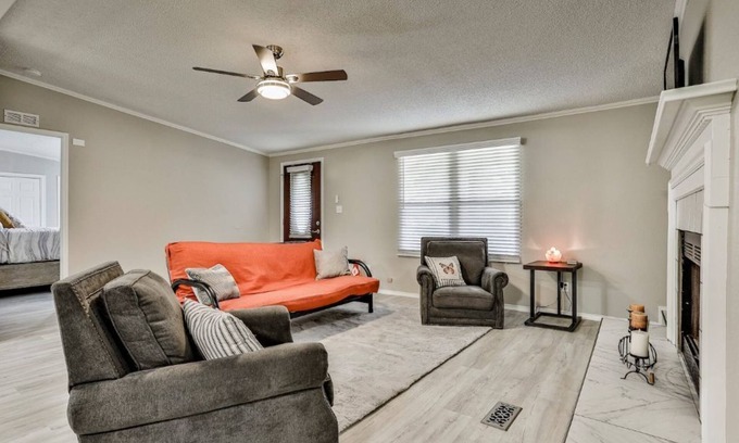 Granbury House | Cozy & comfortable Granbury Home- Minutes from Lake & Historic Downtown Square!