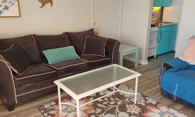 Garden City Condo | COZY CONDO, 1bdrm, pool, 1 block to pier