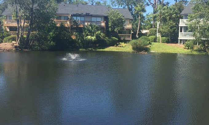Saint Simons Heights Condo | Cozy Condo! Minutes away from several shops and restaurants.
