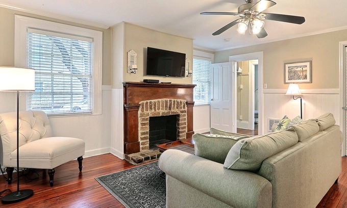 Historic Downtown Savannah Condo | Cozy Condo with Patio 1 Block to Forsyth Park