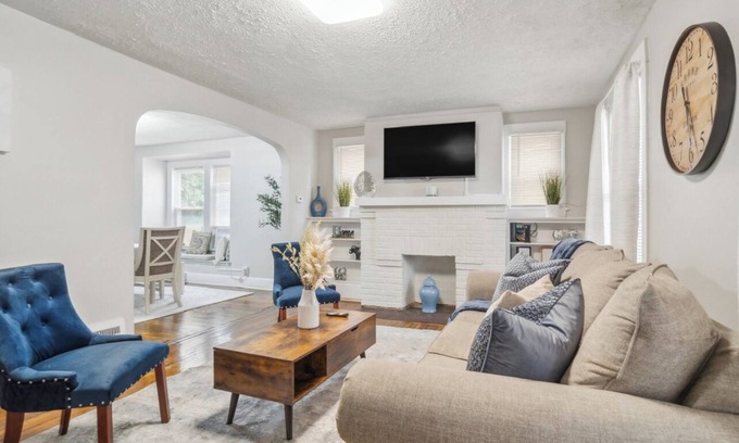 Old Brooklyn Apartment | Cozy & Contemporary Pearl, located in the heart of Old Brooklyn.