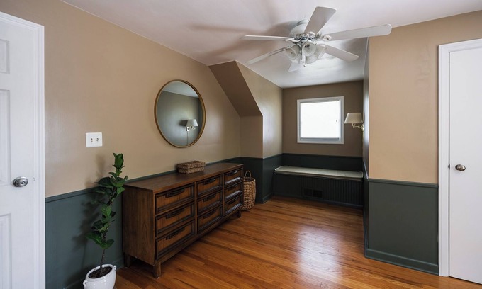South Bend House | Cozy Cottage 1 Mile From Campus