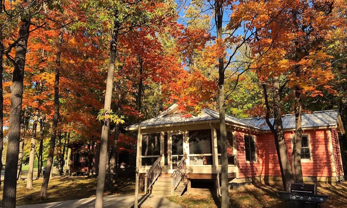 Fennville Cottage | Cozy cottage #7 just mins to Saugatuck at DollyBrook Resort