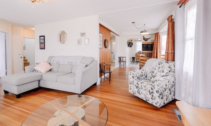 Okanagan-Similkameen House | Cozy Cottage Haven: Just a Short Walk to the Beach