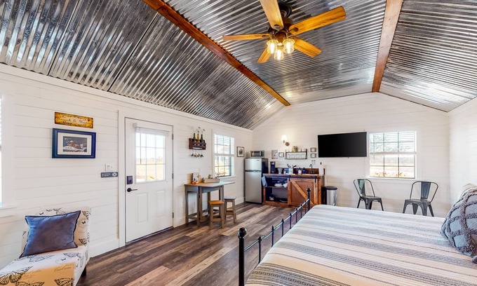 Fredericksburg Cottage | Cozy cottage in Wine Country with AC/heat, private deck, & high-speed WiFi