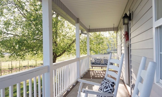 Hendersonville Cottage | Cozy Cottage located in an Apple Orchard - 5 mins from Downtown Hendersonville
