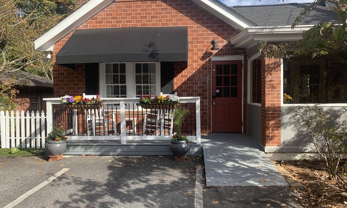 Roswell Cottage | Cozy Cottage on Canton Street just steps away from nightlife, shopping and parks