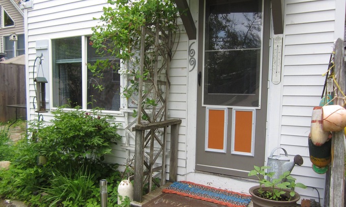 Camden Cottage | Cozy Cottage on the bottom of Mt. Battle within walking distance to town