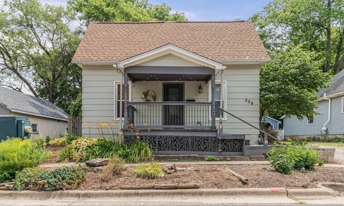 Urbana House | Cozy Cottage on Webber - Trautman STR