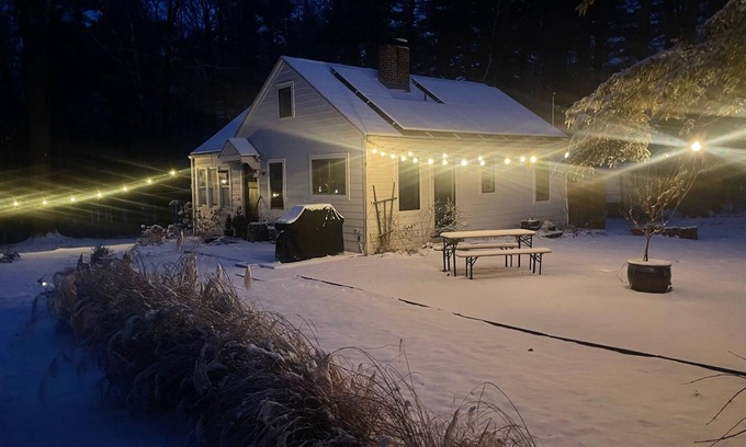 Saugerties House | Cozy cottage, quiet getaway perfect for winter skiing, summer hiking & HITS