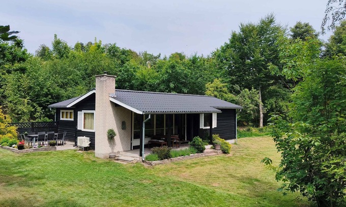 Lyngsbæk Strand House | Cozy cottage steps from Lyngsbæk beach