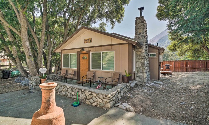 Mount Baldy Cottage | Cozy Cottage w/Grill - 5 Mi to Mt Baldy Resort!