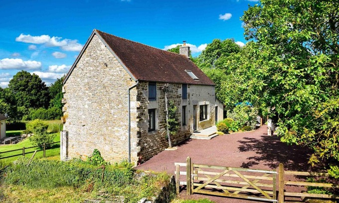 Joue-du-Plain Cottage | Cozy cottage with fiber, pets allowed