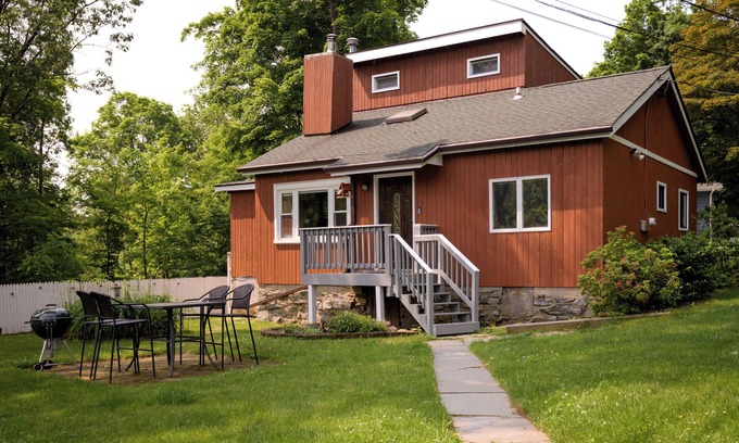 Putnam Valley Cottage | Cozy Cottage with Grill | Walk to Lake