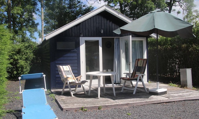 Tzummarum Ski Chalet | Cozy cottage with WiFi, located in Friesland