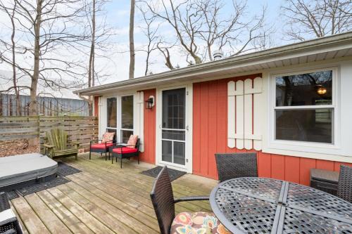 Saugatuck Villa | Cozy Cottages Red Cottage Hot tubTown