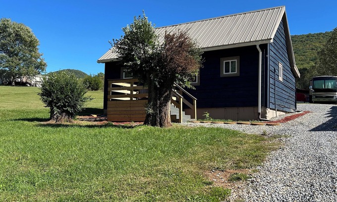 Elizabethton House | Cozy countryside home near the river and only 15 minutes from town.