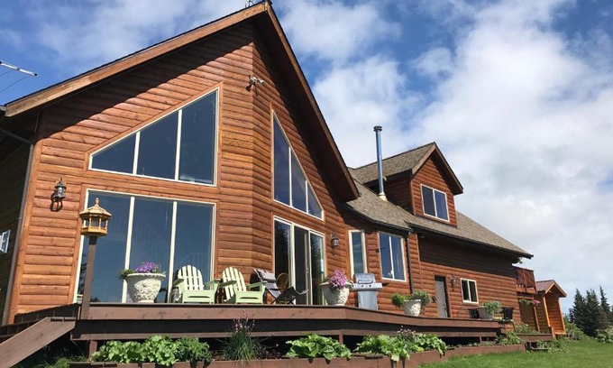 Homer House | Cozy Cove Inn