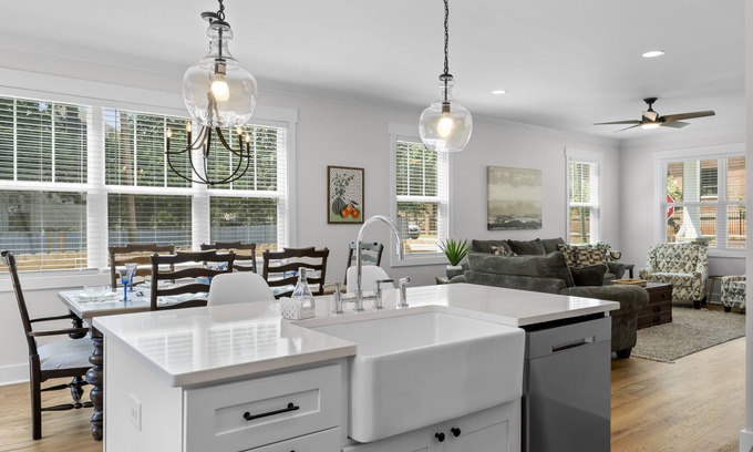 Dunean House | Cozy Craftsman Getaway, Walk to Main Street & Reedy Falls