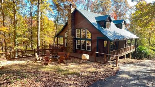 Cleveland House | Cozy Creekside Log Cabin w Firepit, Hot Tub, WIFI