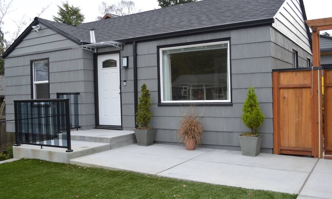 Crown Hill House | Cozy Crown Hill Cottage with Private Backyard Cabana near Carkeek Park