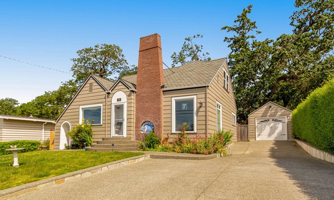 Oak Harbor House | Cozy dog-friendly home with grill, fast WiFi, grill, yard & ideal location