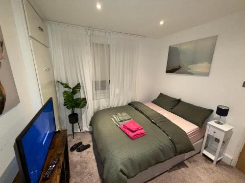 Enfield Highway House | Cozy Double Room in North London with Great Transport Links